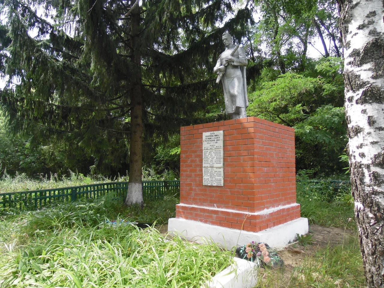 Сооружение историческое - Братская могила воинов Советской Армии погибших в период Великой Отечественной войны. Захоронено и установлено фамилий на 54 человек.